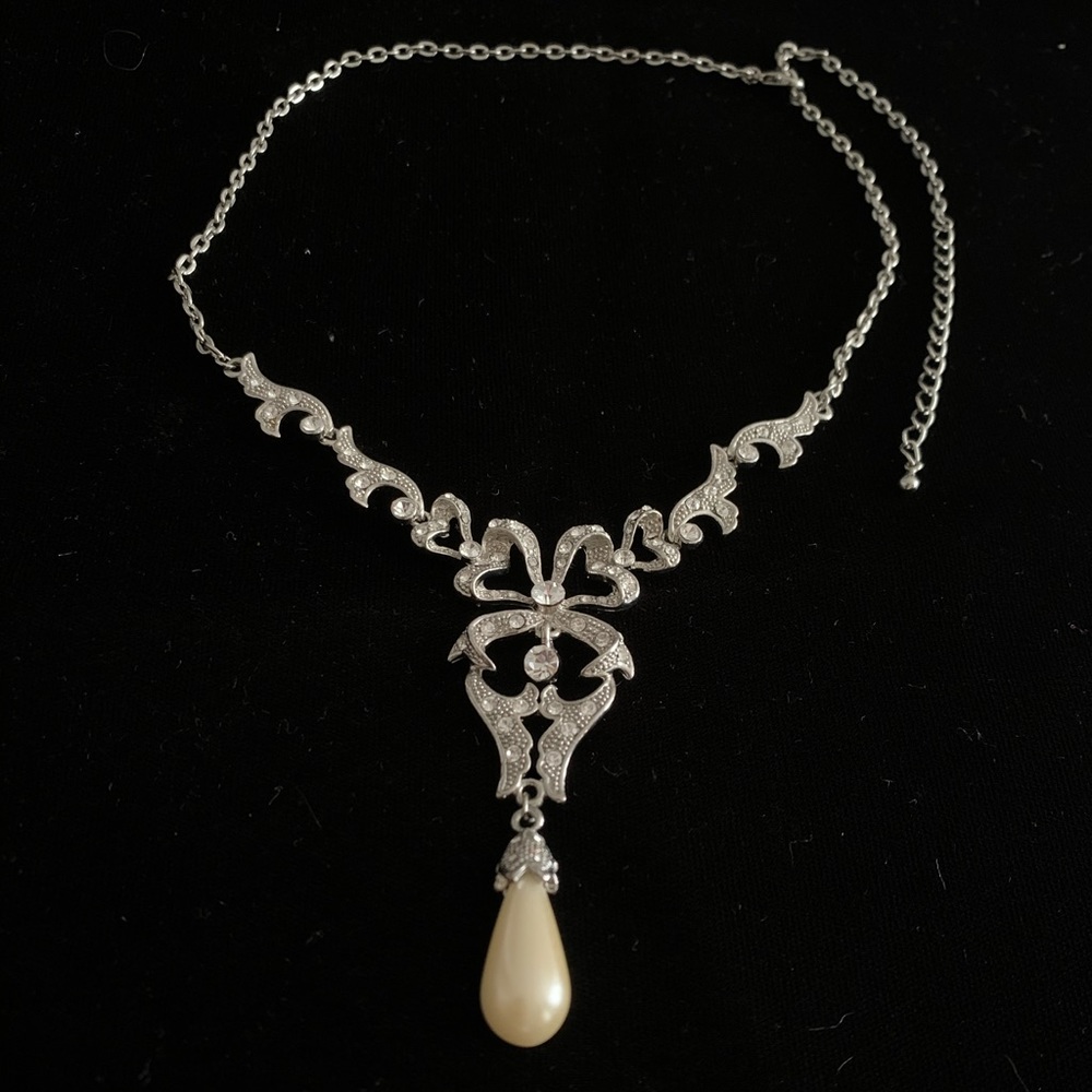 🆕🔥Crystals Pear Shaped Pearl Necklace